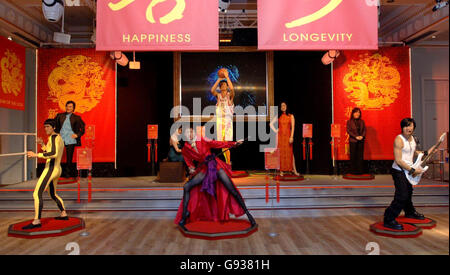 (Rangée arrière de gauche à droite) Jackie Chan, Rosamund Kwan, Yao Ming, Teresa Teng,Et Deng ya Ping, (Front Row, de gauche à droite) Bruce Lee, Anita Mui et Nicholas Tse, lors d'une séance photo pour l'exposition du nouvel an chinois, à Madame Tussauds, dans le centre de Londres, le jeudi 12 janvier 2006. L'attraction rassemble huit personnages chinois célèbres pour célébrer l'année du chien.APPUYEZ SUR ASSOCIATION photo.Le crédit photo devrait se lire comme suit : Ian West/PA Banque D'Images