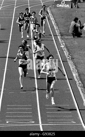 Kirsty Wade en a fait un double or pour le pays de Galles, comme elle mène le champ à travers la ligne dans les 1,500 mètres.Kirsty est devenue la première femme de l'histoire des Jeux du Commonwealth à tirer un double de 800 et 1,500 mètres. Banque D'Images