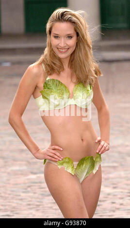 Miss Royaume-Uni Brooke Johnston, portant un bikini de feuilles de laitue pour dévoiler la nouvelle campagne PETA « retourner une nouvelle feuille : essayer un végétarien », à Covent Garden, dans le centre de Londres, jeudi 12 janvier 2006. APPUYEZ SUR ASSOCIATION photo. Le crédit photo devrait se lire comme suit : Ian West/PA Banque D'Images