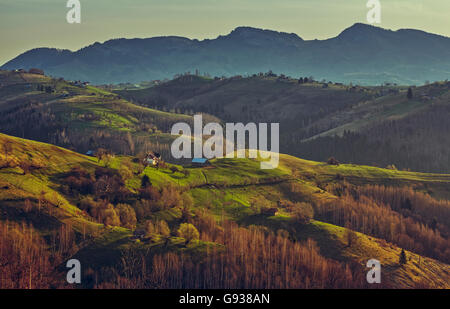 Paysage rural pittoresque avec la lumière du soleil tôt le matin sur le col Rucar-Bran à Brasov, Roumanie. Banque D'Images