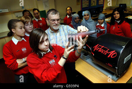 Les élèves de l'année 11 du Selly Park Technology College reçoivent un enseignement en aérodynamique automobile, le jeudi 19 janvier 2006, après que l'école a été nommée la meilleure du pays a appelé à l'abolition des classements aujourd'hui dans un contexte de normes académiques. Michelle Madrs, directrice de l'école de technologie de Selly Park pour filles, a déclaré qu'elle aimerait voir la fin des classements parce que « vous pouvez faire n'importe quoi à partir des statistiques ». Voir les tableaux DE FORMATION sur l'histoire des PA Haut. APPUYEZ SUR ASSOCIATION photo. Le crédit photo devrait se lire: David Jones/PA Banque D'Images