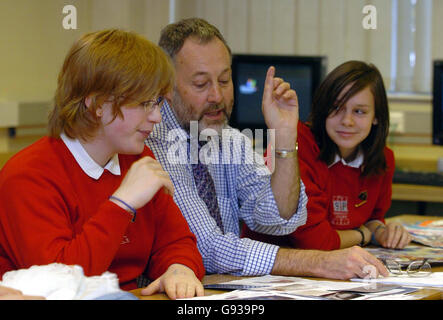 Les élèves de l'année 11 du Selly Park Technology College reçoivent des cours d'aérodynamisme automobile, jeudi 19 janvier 2006, après que l'école a été nommée la meilleure du pays a appelé à l'abolition des classements aujourd'hui dans un contexte de querelles sur les normes académiques. Michelle Madrs, directrice de l'école de technologie de Selly Park pour filles, a déclaré qu'elle aimerait voir la fin des classements parce que « vous pouvez faire n'importe quoi à partir des statistiques ». Voir les tableaux DE FORMATION sur l'histoire des PA Haut. APPUYEZ SUR ASSOCIATION photo. Le crédit photo devrait se lire: David Jones/PA Banque D'Images