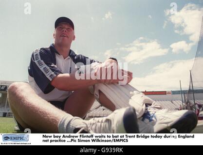 Cricket - quatrième test de Cornhill - Angleterre / Afrique du Sud - Trent Bridge - Angleterre nets.Le nouveau garçon d'Angleterre, Andrew Flintooff, attend de se battre au pont Trent pendant les filets Banque D'Images