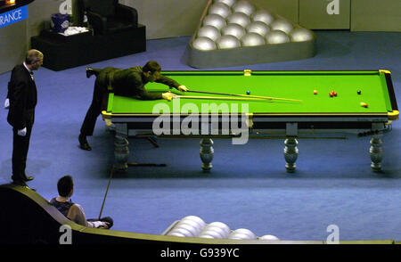 Le Jimmy White d'Angleterre en action contre John Higgins d'Écosse lors du deuxième tour des SAGA Insurance Masters au Wembley Conference Centre, le mercredi 18 janvier 2006. Voir PA Story SNOOKER Masters. APPUYEZ SUR ASSOCIATION photo. Crédit photo devrait se lire: Rebecca Naden/PA. Banque D'Images