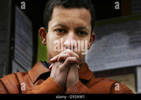 Alex Alvis Perera, cousin de Jean Charles de Menezes, apparaît profondément dans la pensée, comme une eulogie est lue, à une vigile pour Jean Charles, à Stockwell Station, sud de Londres, dimanche 22 janvier 2005. La vigile de la famille, des amis et des partisans a marqué le six mois anniversaire de la fusillade du Brésil par la police, après qu'il ait été trompé pour un suspect terroriste. Voir PA Story POLICE Menezes .PRESS ASSOCIATION photo. Le crédit photo devrait se lire: Chris Young/PA Banque D'Images