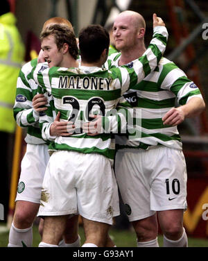 John Hartson du Celtic (à droite) célèbre son but contre Motherwell, avec ses coéquipiers Shaun Maloney et Aiden McGeady (à gauche) lors du match de la Premier League de la Banque d'Écosse à Fir Park, Motherwell, dimanche 22 janvier 2006.APPUYEZ SUR ASSOCIATION photo.Le crédit photo devrait se lire : Danny Lawson/PA.***UTILISATION ÉDITORIALE OINLY*** Banque D'Images