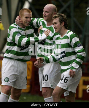 John Hartson du Celtic célèbre avec ses coéquipiers Neil Lennon (à gauche) et Aiden McGeady (à droite) après avoir obtenu son score contre Motherwell lors du match de la Bank of Scotland Premier League à Fir Park, Motherwell, dimanche 22 janvier 2006. APPUYEZ SUR ASSOCIATION photo. Le crédit photo devrait se lire : Danny Lawson/PA. ***UTILISATION ÉDITORIALE OINLY*** Banque D'Images