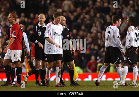 Football - FA Barclays Premiership - Manchester United / Liverpool - Old Trafford. Steven Gerrard, de Liverpool, se déroute Banque D'Images