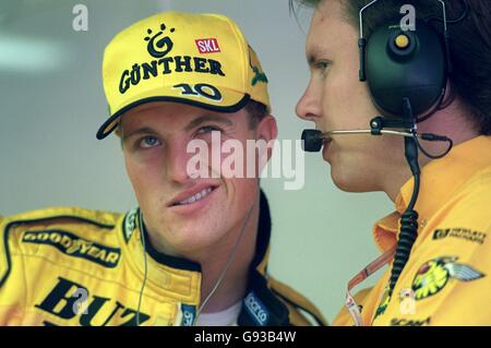 Ralf Schumacher discute avec un membre de l'équipe pendant la pratique Banque D'Images