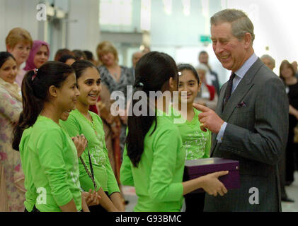 Le Prince de Galles rencontre des élèves de l'école secondaire High Storrs lors d'une visite aux galeries du millénaire pour voir la nouvelle exposition « Palais et Mosquée » et rencontrer des jeunes qui ont appris sur les cultures musulmanes, aux Galeries du millénaire, à Sheffield, le mardi 24 2006 janvier. Voir PA Story ROYAL Exhibition. APPUYEZ SUR ASSOCIATION photo. Crédit photo shouldread: Rui Viera/WPA/PA Banque D'Images