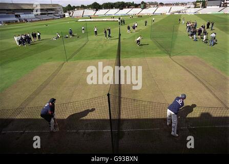 Cricket - Cinquième test de Cornhill - Angleterre / Afrique du Sud - Headingley - Angleterre filets.Les batteurs d'Angleterre Mike Atherton (à gauche) et Nasser Hussain (à droite) pendant cette séance du matin Banque D'Images