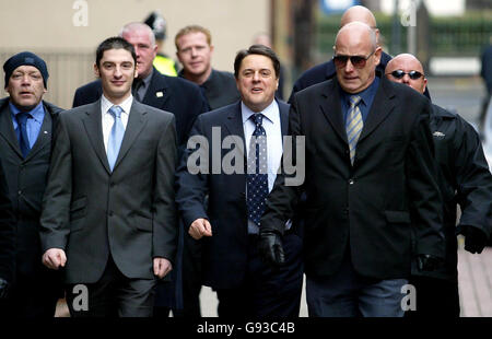 Nick Griffin, le chef du BNP (au centre) et Mark Collett (à gauche) arrivent au tribunal de la Couronne de Leeds, le mercredi 25 janvier 2006. Griffin, 45 ans, est en procès aux côtés de Collett en relation avec les discours qu'ils ont tous deux prononcés dans le West Yorkshire et qui ont été enregistrés par un journaliste couvert de la BBC. Griffin devrait prendre la position du témoin plus tard aujourd'hui. Regardez l'histoire des PA. APPUYEZ SUR ASSOCIATION photo. Crédit photo devrait se lire: Gareth Copley / PA. Photo PA Gareth Copley Banque D'Images