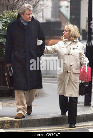 L'ancien chef adjoint Sion Jenkins arrive avec l'épouse Christina au Old Bailey, à Londres, le mercredi 25 janvier 2006, où il est accusé dans un deuxième procès du meurtre de sa fille nourricier Billie-JO Jenkins, en février 1997. Voir PA Story COURT Jenksin. APPUYEZ SUR ASSOCIATION PHOTOS. Le crédit photo devrait se lire: Fiona Hanson/PA Banque D'Images