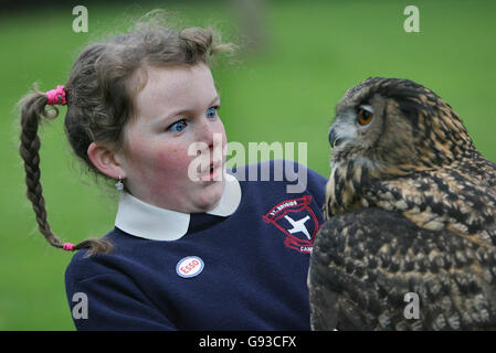 Julie Duffy, âgée de dix ans, de l'école nationale St Brigid's, à Cabinteely, au sud de Dublin, avec Fluffy, la chouette, âgée de 25 ans, lors du lancement, mercredi 25 janvier, du défi de l'art de la faune d'Esso, où les enfants sont inspirés d'utiliser un oiseau ou un animal pour démontrer leur créativité avec un dessin ou une peinture. L'année dernière, 32,000 enfants ont participé au concours. APPUYEZ SUR ASSOCIATION photo. Le crédit photo devrait se lire comme suit : Niall Carson/PA Banque D'Images