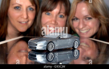 Une voiture de sport Aston Martin DBS est admirée par trois admirateurs de James Bond, à la foire du jouet au centre Excel, dans les Docklands de Londres, le mercredi 25 janvier 2006. La nouvelle voiture modèle Corgi dévoilée aujourd'hui, sera présentée dans le film Bond en avant-première 'Casino Royale'. APPUYEZ SUR ASSOCIATION photo. Le crédit photo devrait se lire : John Stillwell/PA Banque D'Images