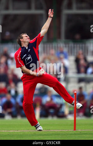 Cricket - Twenty20 Cup - Lancashire Lightning et Derbyshire Scorpions - Old Trafford. Dominic Cork, Lancashire Lightning Banque D'Images