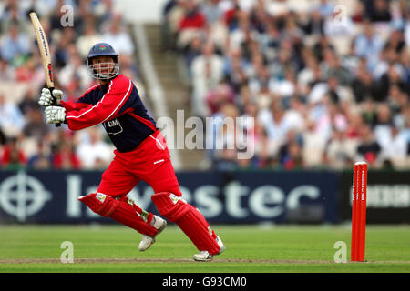 Cricket - Twenty20 Cup - Lancashire Lightning et Derbyshire Scorpions - Old Trafford. Warren Hogg, Lancashire Lightning Banque D'Images