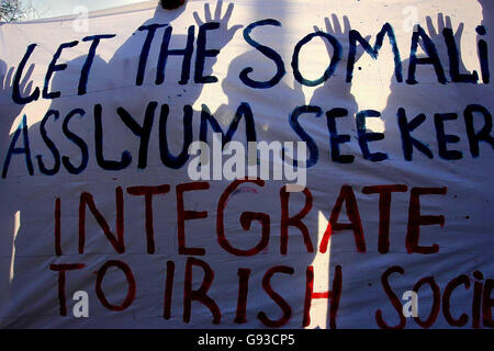 Les demandeurs d'asile somaliens contre la déportation protestent devant la Dail à sa reprise après les vacances de Noël, le mercredi 25 janvier 2006. Le Dail reprend aujourd'hui alors que les principaux partis de l'opposition continuent de se réaffirmer en tant qu'alternative crédible au gouvernement. Dans 16 mois, Fine Gael et Labor vont faire pression pour élaborer des politiques communes et sélectionner des candidats. Voir PA Story POLITICS Dail Ireland. APPUYEZ SUR ASSOCIATION photo. Le crédit photo devrait se lire : Julien Behal/PA Banque D'Images