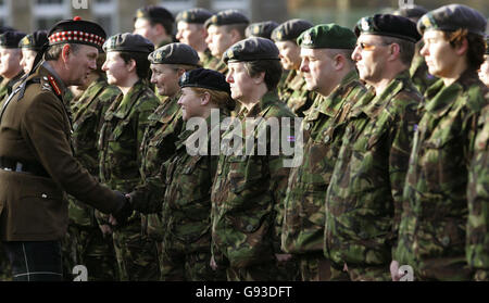 Le général de division Euan Loudon CBE, l'officier général commandant la 2e Division de l'Armée, (à gauche) remet des médailles à 71 médecins de l'armée de 205 (Scottish) Field Hospital (Volunteers) après leur service en Irak lors d'un défilé de médailles à la caserne de Redfrod à Édimbourg, le dimanche 29 janvier 2006. Voir PA Story SCOTLAND Medal. APPUYEZ SUR ASSOCAITION photo. Le crédit photo devrait se lire comme suit : Andrew Milligan/PA Banque D'Images