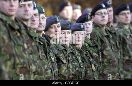 Les médecins de l'armée de 205 (écossais) Field Hospital (Volunteers) attendent le général de division Euan Loudon CBE, commandant de la 2e Division de l'armée, qui distribue des médailles à 71 médecins de l'armée de suite à leur service en Irak lors d'un défilé de médailles à la caserne Redfrod à Édimbourg, le dimanche 29 janvier 2006. Voir PA Story SCOTLAND Medal. APPUYEZ SUR ASSOCAITION photo. Le crédit photo devrait se lire comme suit : Andrew Milligan/PA Banque D'Images