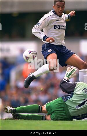 Kevin Pressman, gardien de but de Sheffield Wednesday (sur l'étage) Nie Chris Armstrong de Tottenham Hotspur (haut) Banque D'Images