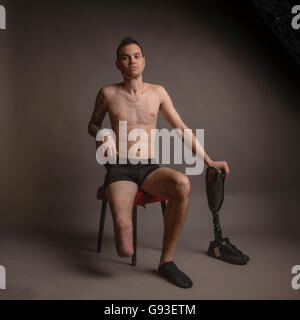 Jay, qui a eu la jambe droite amputée sous le genou après un accident de voiture, avec sa jambe artificielle et pied. Studio la photographie de portrait. UK Banque D'Images