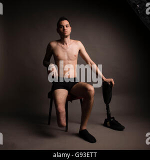 Jay, qui a eu la jambe droite amputée sous le genou après un accident de voiture, avec sa jambe artificielle et pied. Studio la photographie de portrait. UK Banque D'Images