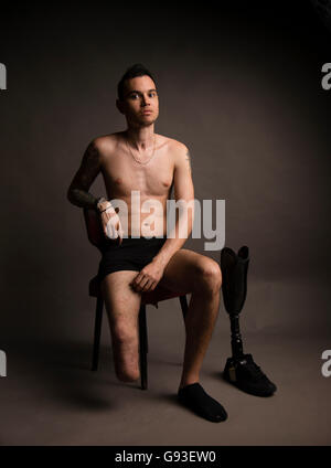 Jay, qui a eu la jambe droite amputée sous le genou après un accident de voiture, avec sa jambe artificielle et pied. Studio la photographie de portrait. UK Banque D'Images