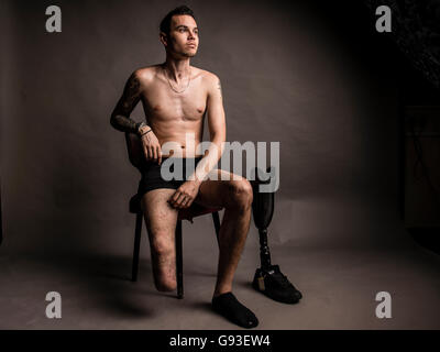 Jay, qui a eu la jambe droite amputée sous le genou après un accident de voiture, avec sa jambe artificielle et pied. Studio la photographie de portrait. UK Banque D'Images