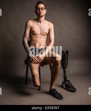 Jay, qui a eu la jambe droite amputée sous le genou après un accident de voiture, avec sa jambe artificielle et pied. Studio la photographie de portrait. UK Banque D'Images