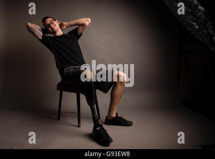 Jay, qui a eu la jambe droite amputée sous le genou après un accident de voiture, avec sa jambe artificielle et pied. Studio la photographie de portrait. UK Banque D'Images