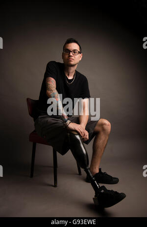 Jay, qui a eu la jambe droite amputée sous le genou après un accident de voiture, avec sa jambe artificielle et pied. Studio la photographie de portrait. UK Banque D'Images