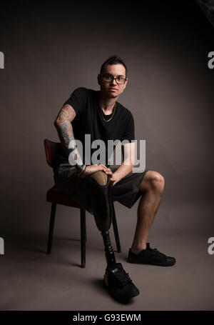 Jay, qui a eu la jambe droite amputée sous le genou après un accident de voiture, avec sa jambe artificielle et pied. Studio la photographie de portrait. UK Banque D'Images