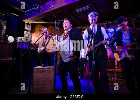 Aberystwyth skiffle band , Railroad Bill (avec washboard traditinal player) qui ont formé à l'université lorsqu'ils étaient ensemble dans la ville, le retour de jouer un concert spécial dans le cadre de leur 30e anniversaire à la visite de l'Rummers Bar, Aberystwyth, Samedi 07 Mai 2016 Banque D'Images