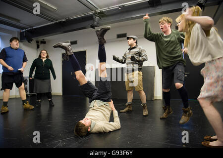 Les arts de l'éducation : l'Université d'Aberystwyth étudiante de premier cycle les étudiants de théâtre à répéter une scène dans la production du théâtre de la télévision classique ; 'Blue Rappeler Hills' par Dennis Potter. UK Banque D'Images