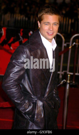 Photo du dossier datée du 08-12-2004 de Brad Pitt arrivant pour la première des douze d'Ocean au Grauman's Chinese Theatre à Hollywood, en Californie. Le leader conservateur David Cameron l'a fait dans un sondage des 100 hommes les plus sexy du monde - avec la première place prise par Brad Pitt, le mercredi 1er février 2006. Voir l'histoire de PA SHOWBIZ sexest. APPUYEZ SUR ASSOCIATION photo. Crédit photo devrait se lire: Branimir Kvartuc/PA