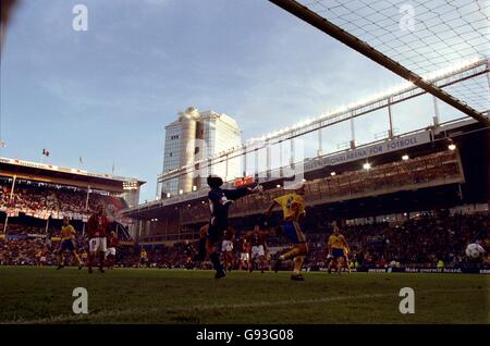 Football - qualification Euro 2000 - Groupe 5 - Suède / Angleterre. Johan Mjallby marque le deuxième but de la Suède Banque D'Images