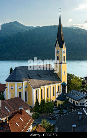 Eglise de Saint Sixte avec vue sur le lac, Markt Schliersee, Schliersee, montagnes montagnes Mangfall, Préalpes bavaroises Banque D'Images
