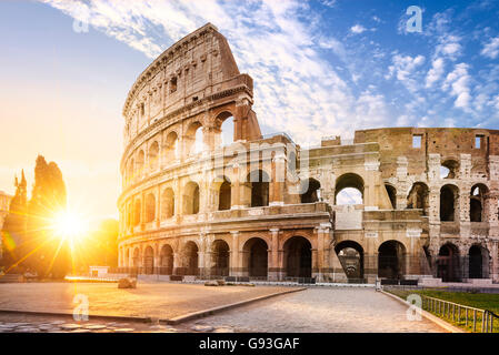Vue sur le Colisée à Rome et soleil du matin, l'Italie, l'Europe.