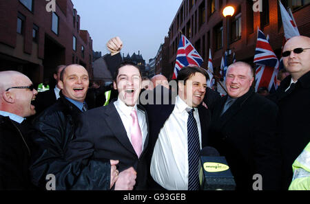 Nick Griffin, le dirigeant du BNP (au centre à droite) et Mark Collett (au centre à gauche) quittent la cour de la Couronne de Leeds le jeudi 2 février 2006, entouré de leur équipe de sécurité à la fin de leur procès. Griffin a été libéré de deux charges de haine de course et le jury n'a pas réussi à atteindre des verdicts sur deux autres. Collett a été libéré de quatre accusations et le jury n'a pas réussi à obtenir des verdicts sur quatre autres chefs d'accusation dans son cas. Voir PA Story COURTS BNP. APPUYEZ SUR ASSOCIATION photo. Photo creit devrait lire: John Giles / PA. Banque D'Images