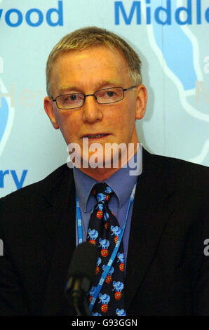 Dr Mike Finnegan à l'hôpital Fairfield, Bury, le jeudi 2 février 2006. 1000 lettres ont été envoyées à des patients qui ont peut-être reçu de faux résultats d'acquisitions cardiaques ultra-sonores. Voir l'histoire de PA SANTÉ coeur. APPUYEZ SUR ASSOCIATION photo. Le crédit photo devrait se lire: Warren Smith / PA Banque D'Images