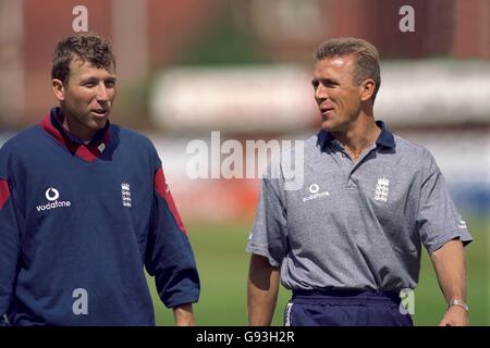 Cricket - Cinquième test de Cornhill - Angleterre / Afrique du Sud - Headingley - Angleterre filets.Le capitaine d'Angleterre Alec Stewart (à droite) parle à son prédécesseur Michael Atherton (à gauche) Banque D'Images