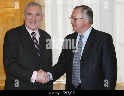 Taoiseach Bertie Ahern (à gauche) souhaite la bienvenue au ministre ukrainien des Affaires étrangères Borys Tarasyuk dans les édifices du Parlement à Dublin, le mercredi 8 février 2006. M. Tarasyuk rencontrera également le président Mary McAleese et le ministre des Affaires étrangères, Dermot Ahern. Lors de sa visite de trois jours en Irlande. Voir PA Story POLITICS Ukraine Irlande. APPUYEZ SUR ASSOCIATION photo. Le crédit photo devrait se lire comme suit : Niall Carson/PA. Banque D'Images