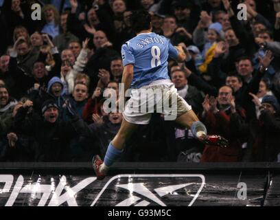 Football - FA Barclays Premiership - Manchester City / Charlton Athletic - The City of Manchester Stadium.Joey Barton, de Manchester City, célèbre le troisième but de ses équipes devant les fans de son équipe d'origine Banque D'Images