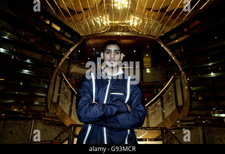 Amir Khan pose pour les médias lors d'un appel photo au Sunborn Yacht Hotel, Royal Victoria Dock, Londres, le jeudi 19 janvier 2006. Amir Khan combat Vitali Martynov à la Nottingham Arena le 28 janvier. Voir PA Story BOXE Khan. APPUYEZ SUR ASSOCIATION photo. Le crédit photo devrait se lire comme suit : Andrew Parson/PA Banque D'Images