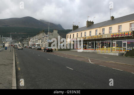 Vue générale de la rue principale à Newcastle Co Down, lundi 23 janvier 2006. L'une des deux stations balnéaires populaires des deux côtés de la frontière qui, avec Bundoran à Co Donegal, ont été critiquées dans le guide Lonely Planet, un nouveau guide touristique de l'Irlande. Bien que Bundoran ait été fermement défendu contre la critique, les commentaires sur Newcastle ont été soutenus par l'un des principaux politiciens locaux de la région. Regardez le guide DE L'ULSTER sur l'histoire des PA. APPUYEZ SUR ASSOCIATION photo. Crédit photo devrait se lire: Paul Faith /PA Banque D'Images