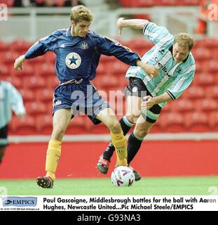 Paul Gascaigne de Middlesbrough (à droite) est dépossédé par Newcastle United Aaron Hughes (à gauche) Banque D'Images