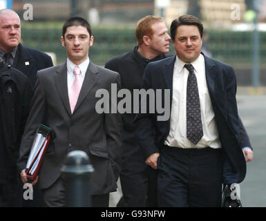 Le chef du Parti national britannique Nick Griffin (à droite) et le militant du parti Mark Collett (au centre) arrivent à la Cour de justice de Leeds où leur procès se poursuit. Banque D'Images