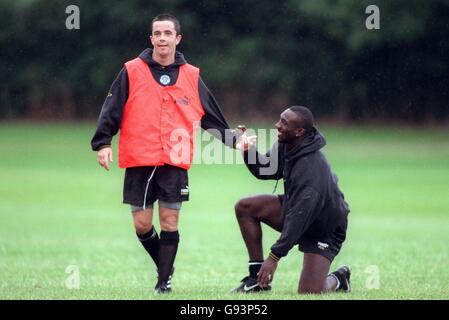 Football - Tournoi Carlsberg - Leeds United Training.Gary Kelly (à gauche) de Leeds United aide son coéquipier Jimmy Floyd Hasselbaink (à droite) à ses pieds Banque D'Images