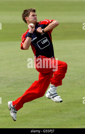 Cricket - Twenty20 Cup - Lancashire Lightning / Durham dynamos - Old Trafford. James Anderson, Lancashire Lightning Banque D'Images